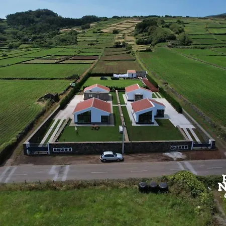 بيت للعطل Photography House By Pontanegraazores Altares